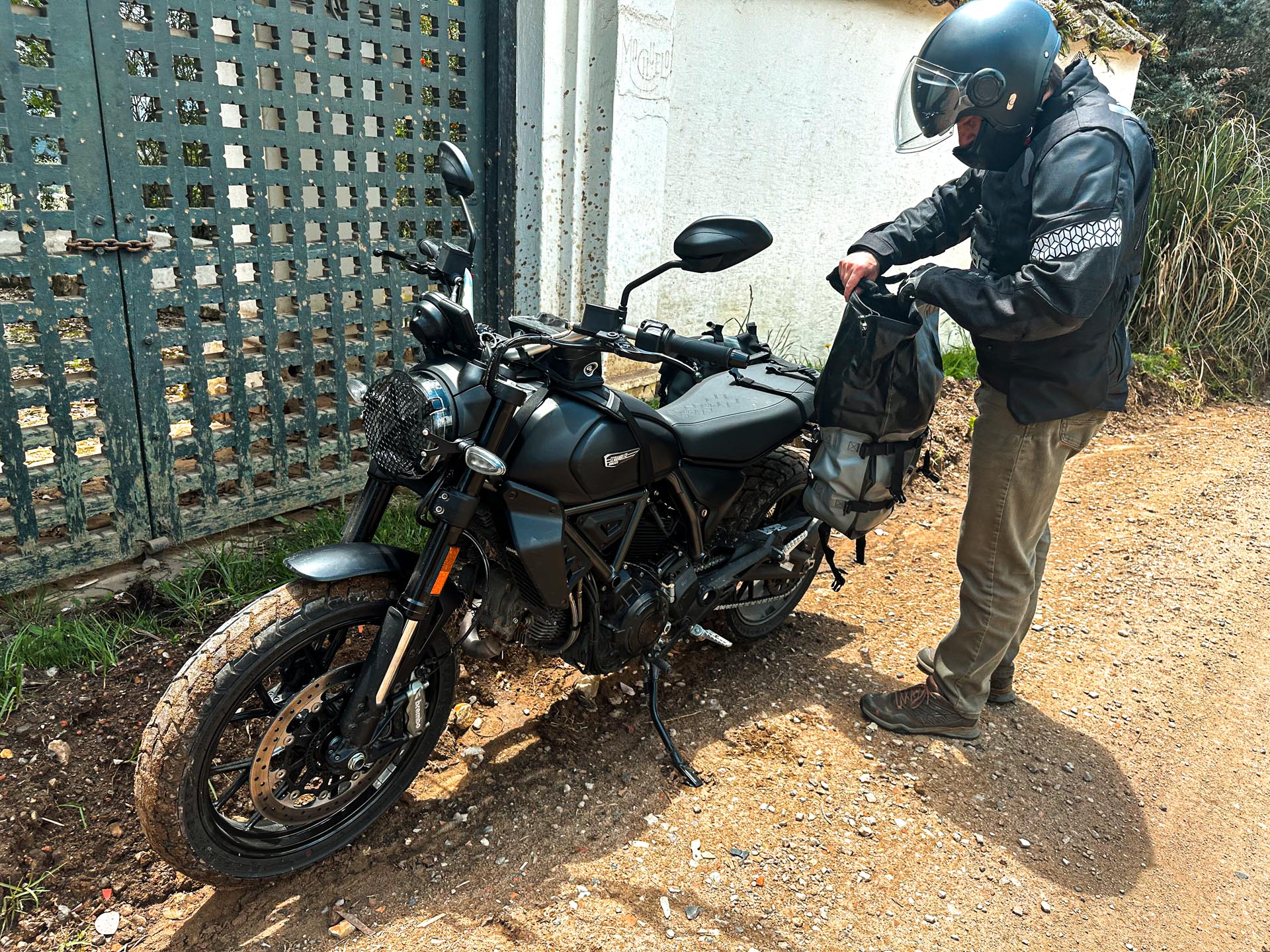 Reseña de equipo de Moto de Aventura Giant Loop MotoTrekk Panniers