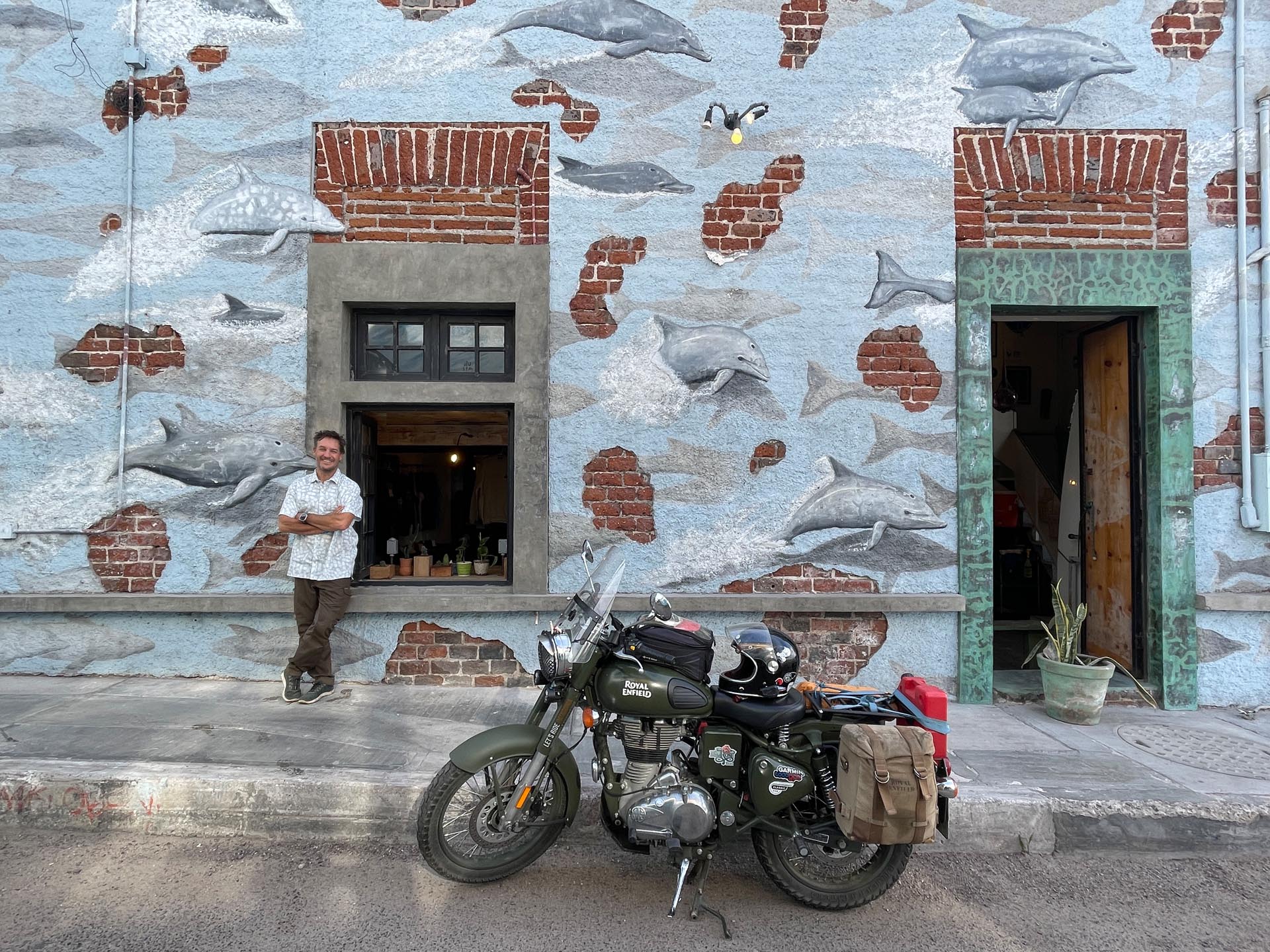 Viaje en moto por Nicaragua: Diego Rosón en su Moto de Aventura atravesando paisajes volcánicos en su travesía hacia Alaska.
