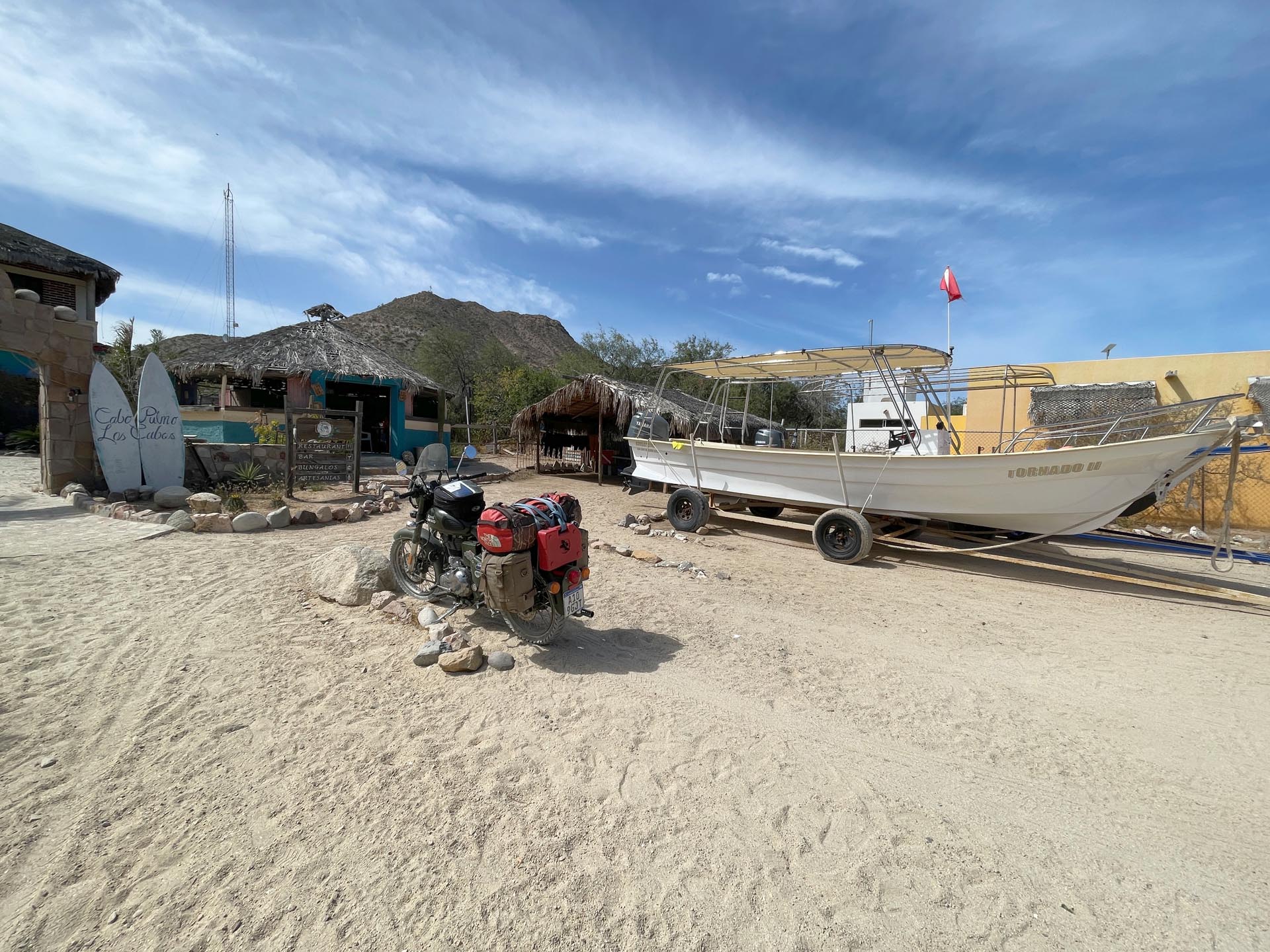 Viaje en moto por Nicaragua: Diego Rosón en su Moto de Aventura atravesando paisajes volcánicos en su travesía hacia Alaska.