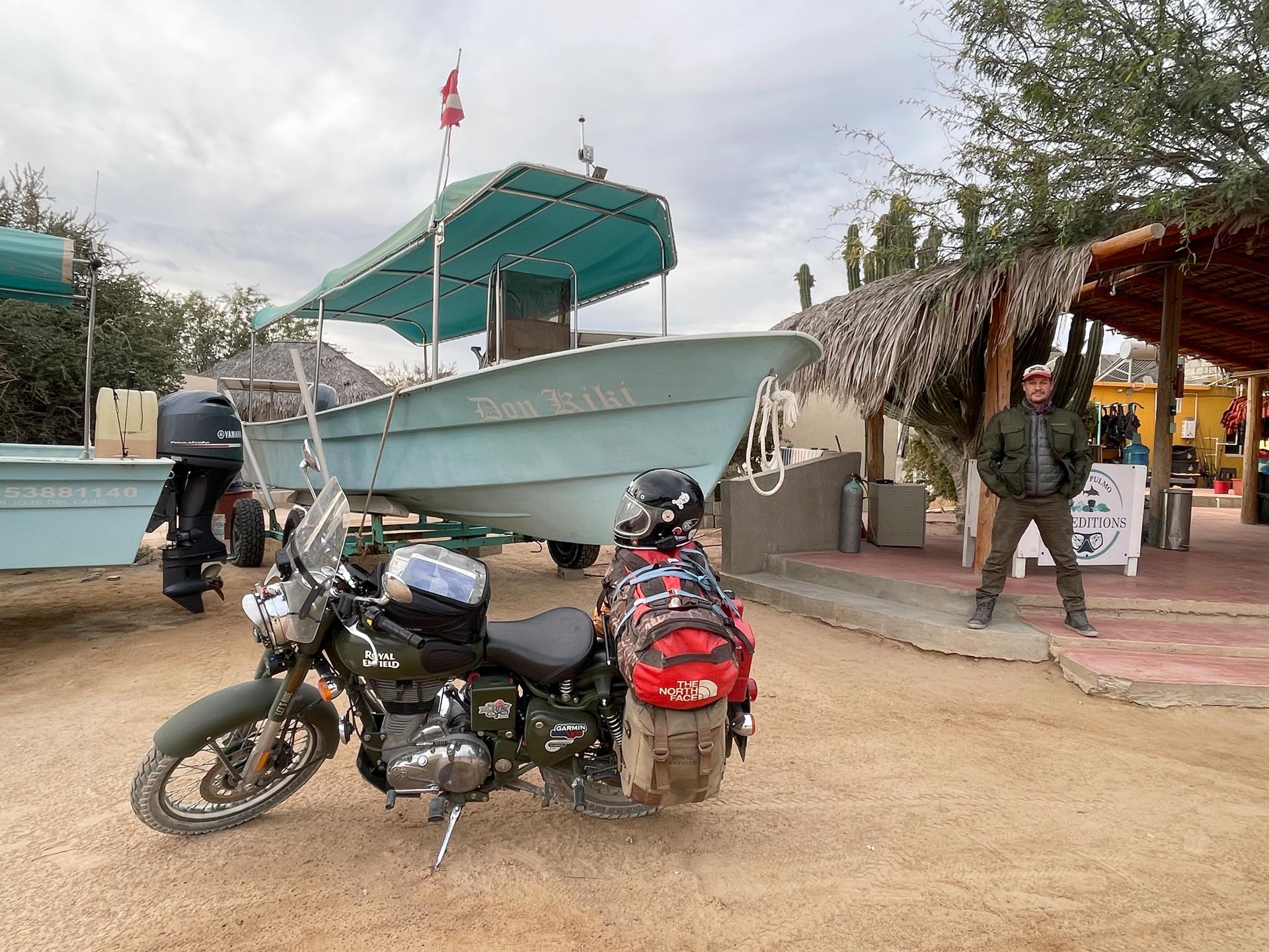 Aventura de viaje en moto: Diego Rosón y su Royal Enfield Classic 500 en una carretera escénica a través de Centroamérica.