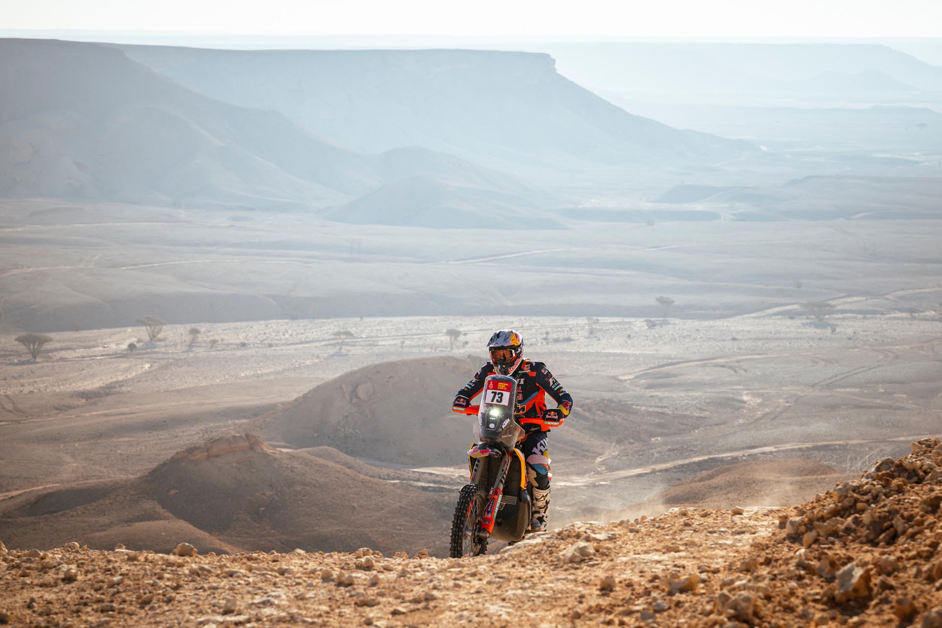 Un Piloto Honda navega por paisajes rocosos en la intensa segunda semana del rally adventure.