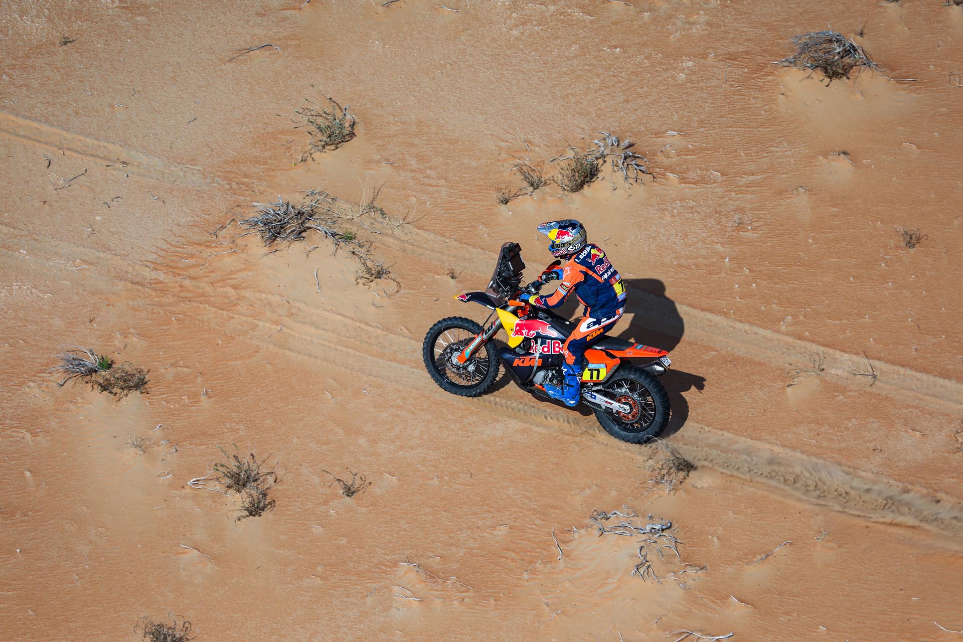 Un Piloto Honda navega por paisajes rocosos en la intensa segunda semana del rally adventure.