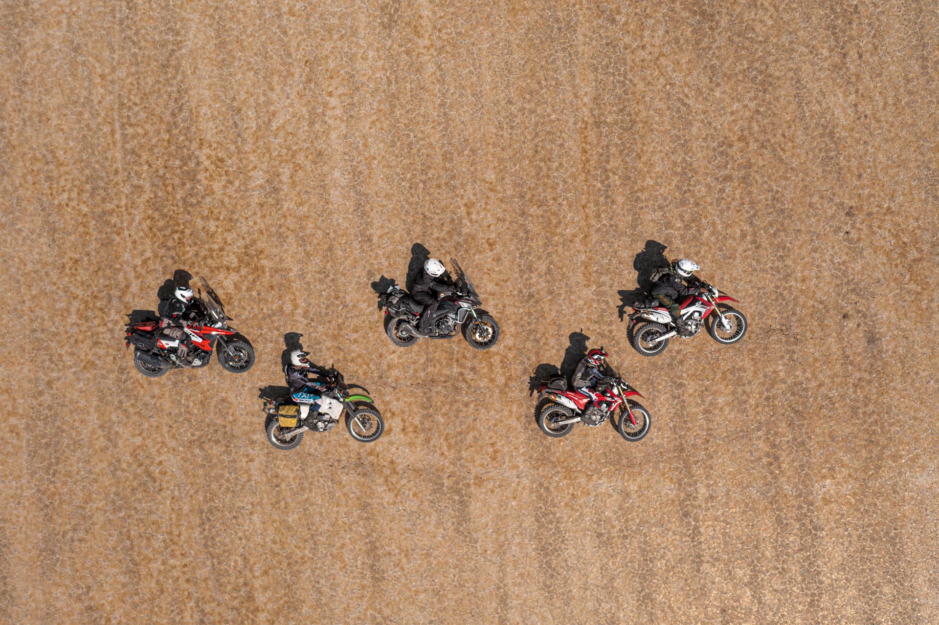 Sesión de entrenamiento en pleno apogeo en el Giant Loop Ride, con coaching de habilidades ADV avanzadas en un entorno de alto desierto.