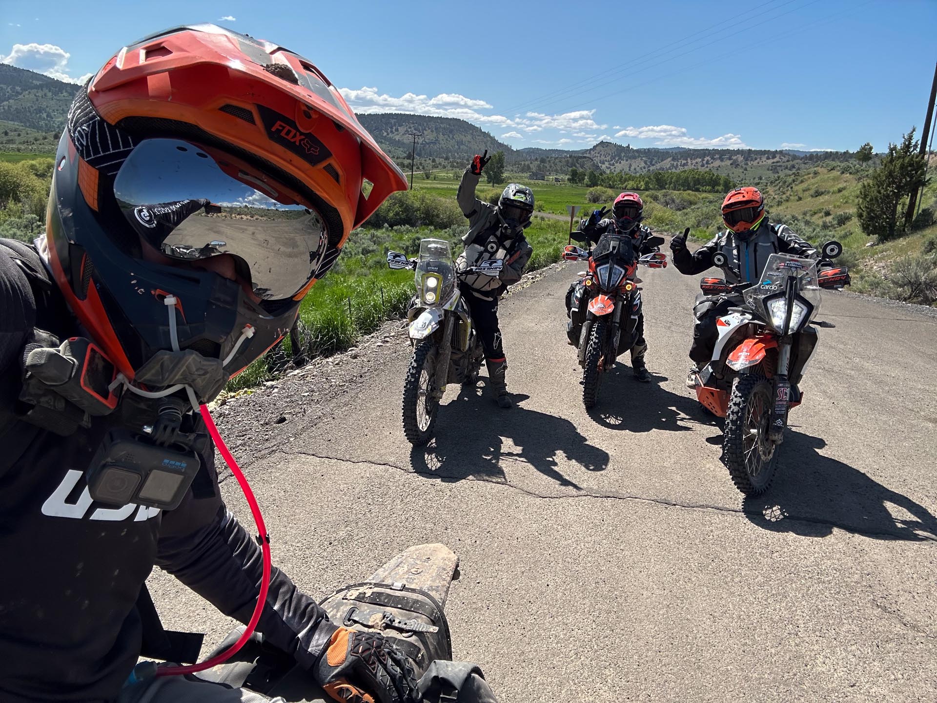 Pilotos se reúnen en Crane Hot Springs durante el Giant Loop Ride 2025, preparándose para explorar el accidentado terreno ADV del Este de Oregón.