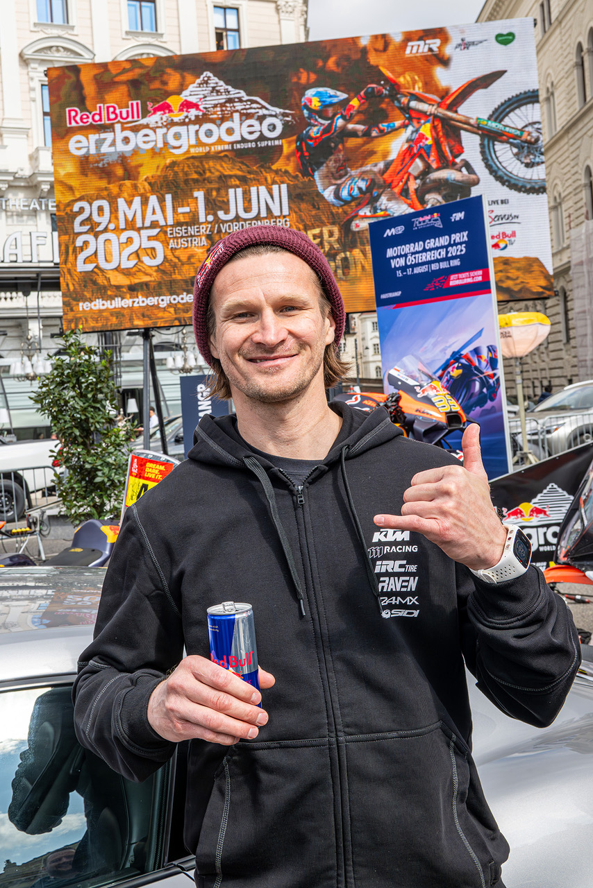 Competidores de Extreme Enduro ascendiendo una subida pronunciada en el Red Bull Erzbergrodeo