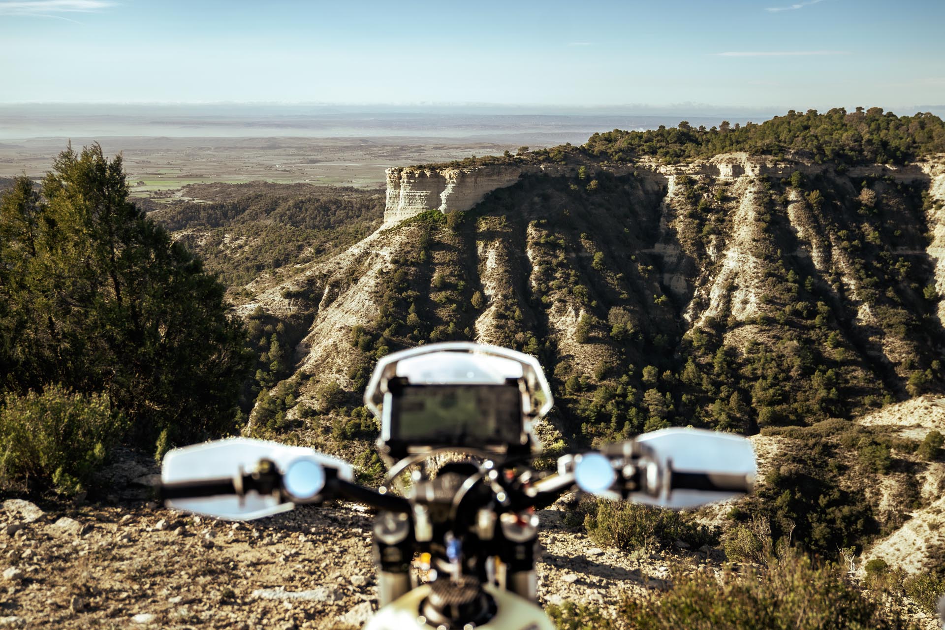 BMW R1250GS aparcada en un mirador de incendios de gran altitud en una épica ruta de viaje en moto.