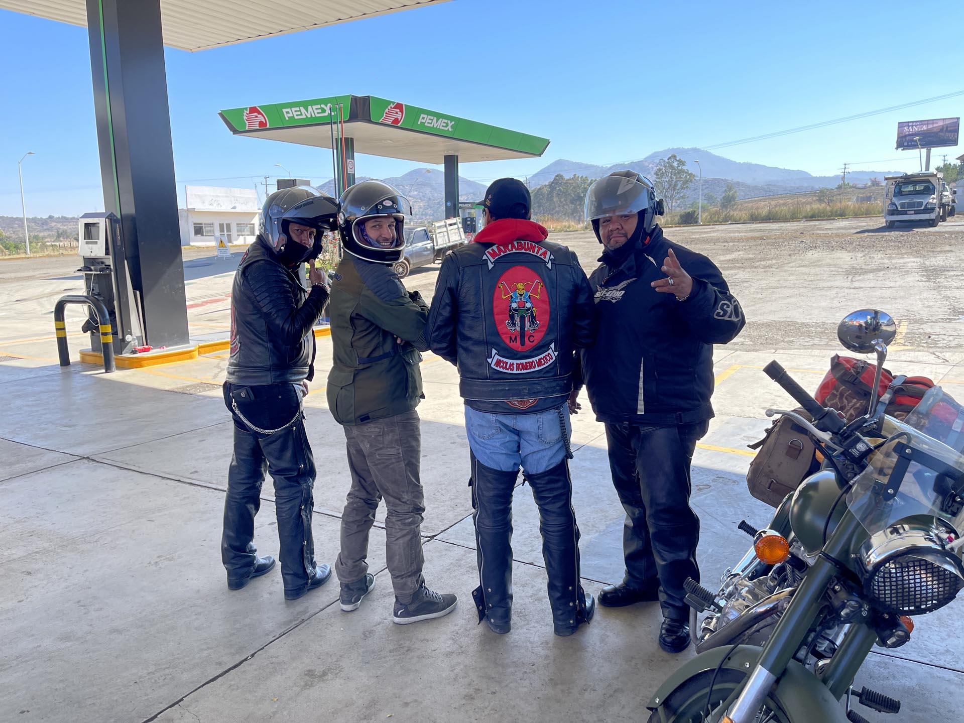 Viaje en Moto por Nicaragua: Diego Rosón pilotando a través de paisajes volcánicos en su travesía a Alaska.
