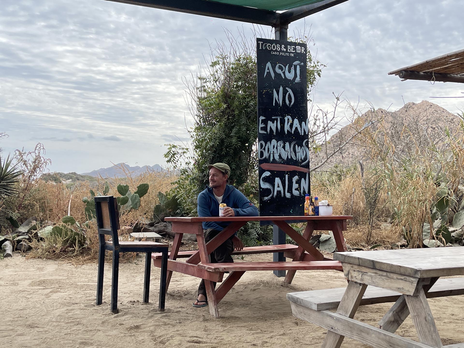 Viaje en Moto por Nicaragua: Diego Rosón pilotando a través de paisajes volcánicos en su travesía a Alaska.