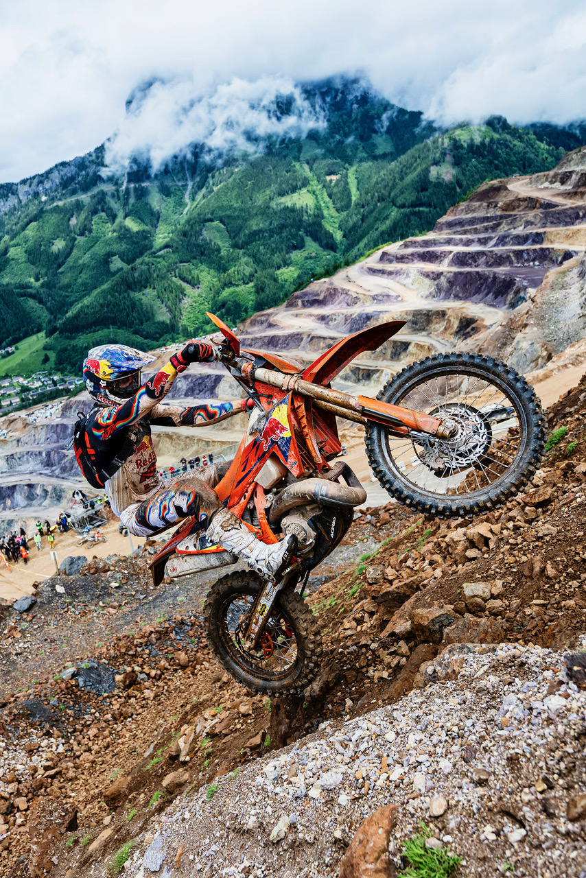 Piloto luchando en una sección de rocas casi vertical en el Red Bull Erzbergrodeo 2025 en el Gigante de Hierro.