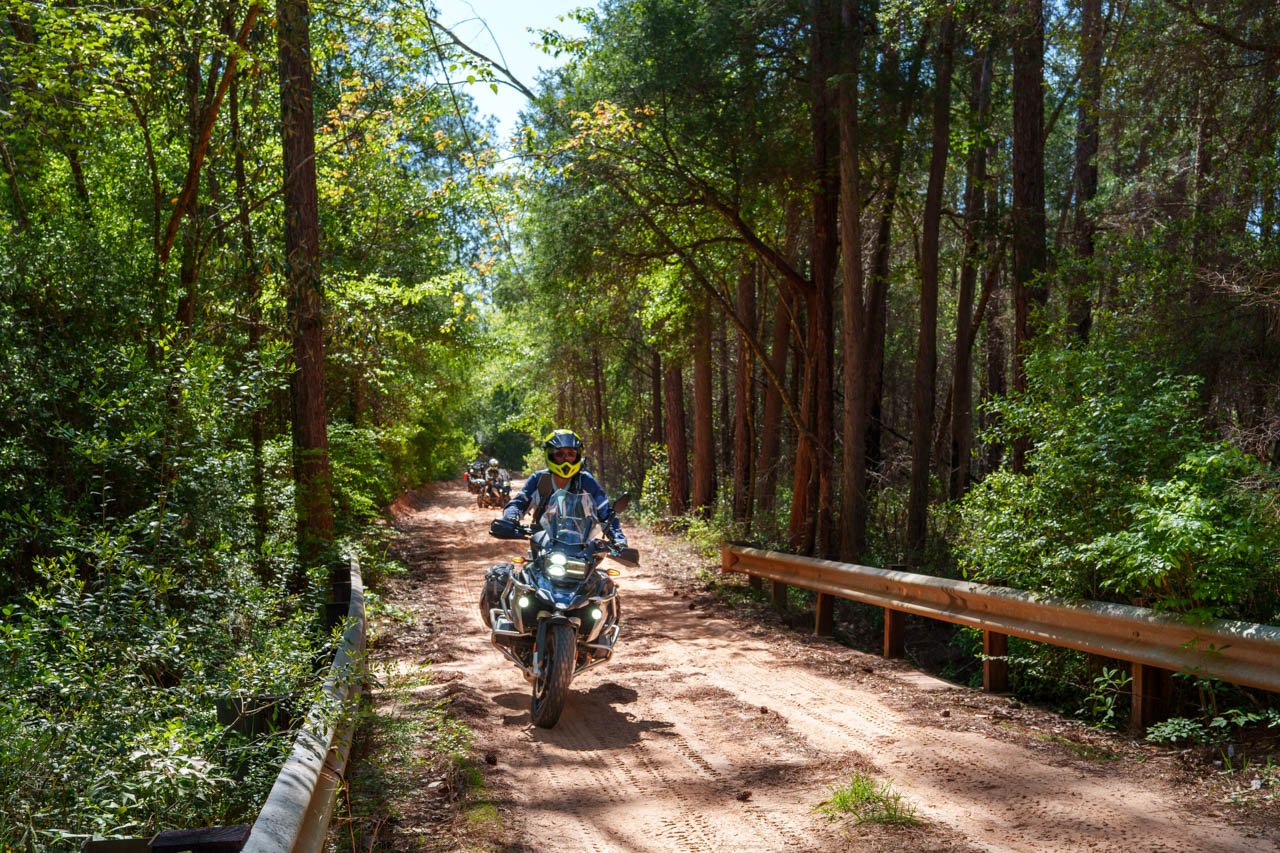 Viajes en Moto en Nicaragua: Diego Rosón pilotando a través de paisajes volcánicos en su viaje a Alaska.