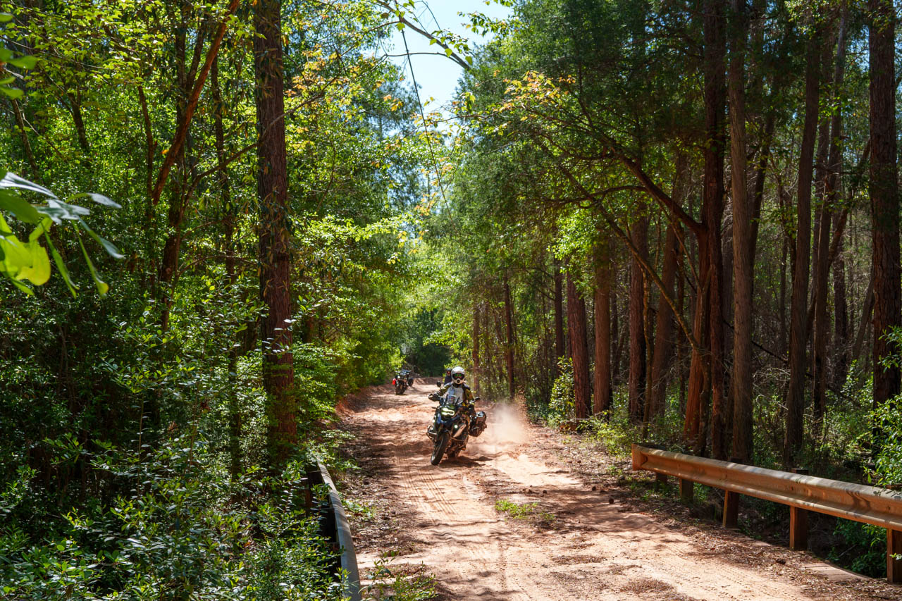 Viajes en Moto en Nicaragua: Diego Rosón pilotando a través de paisajes volcánicos en su viaje a Alaska.