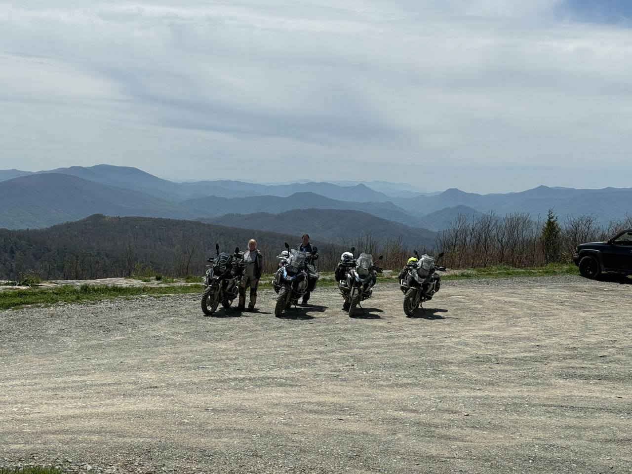 Viaje en motocicleta por Nicaragua: Diego Rosón piloteando a través de paisajes volcánicos en su viaje a Alaska.