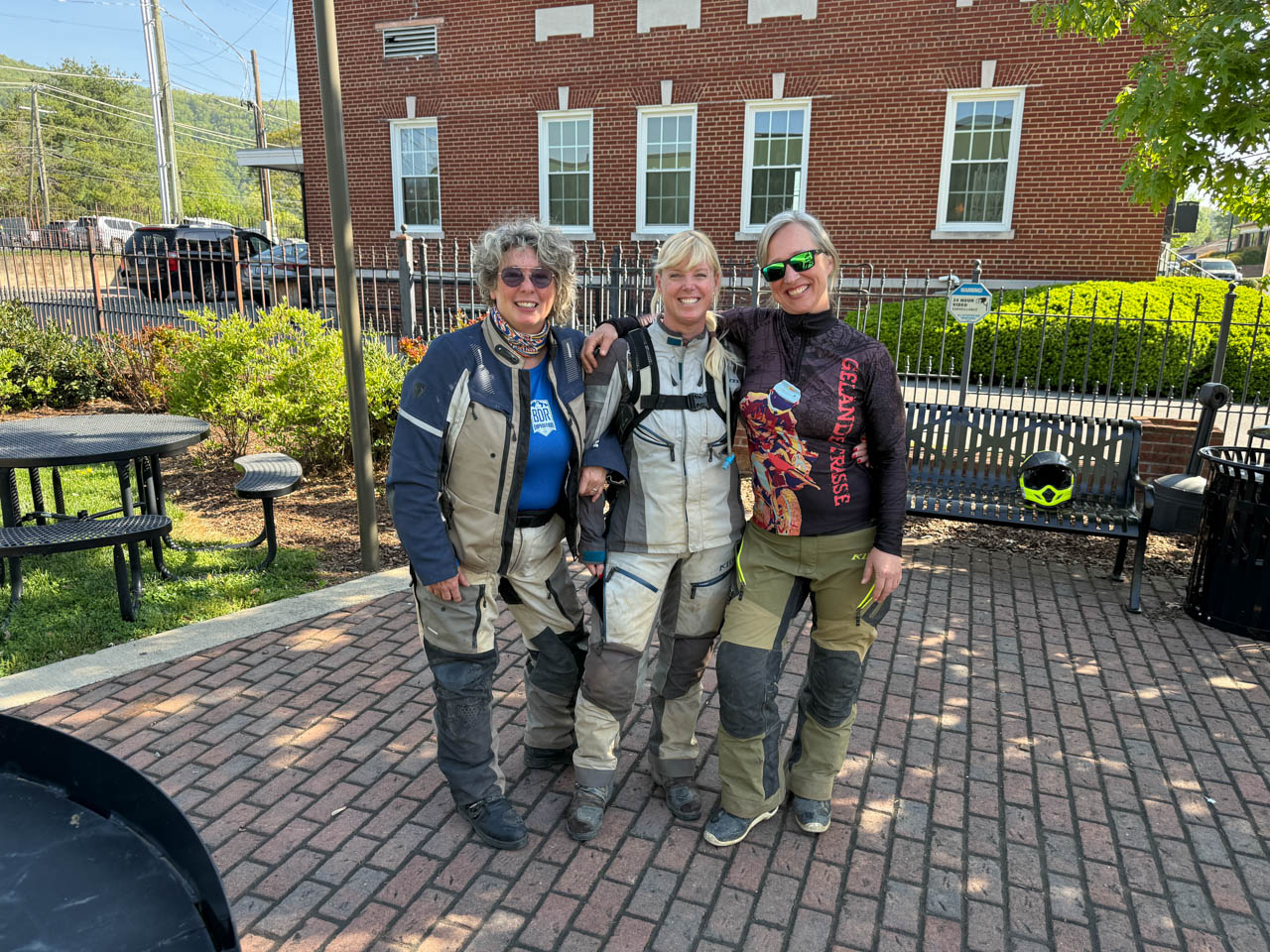 Hermanas de la ruta de motociclismo de aventura SEBDR