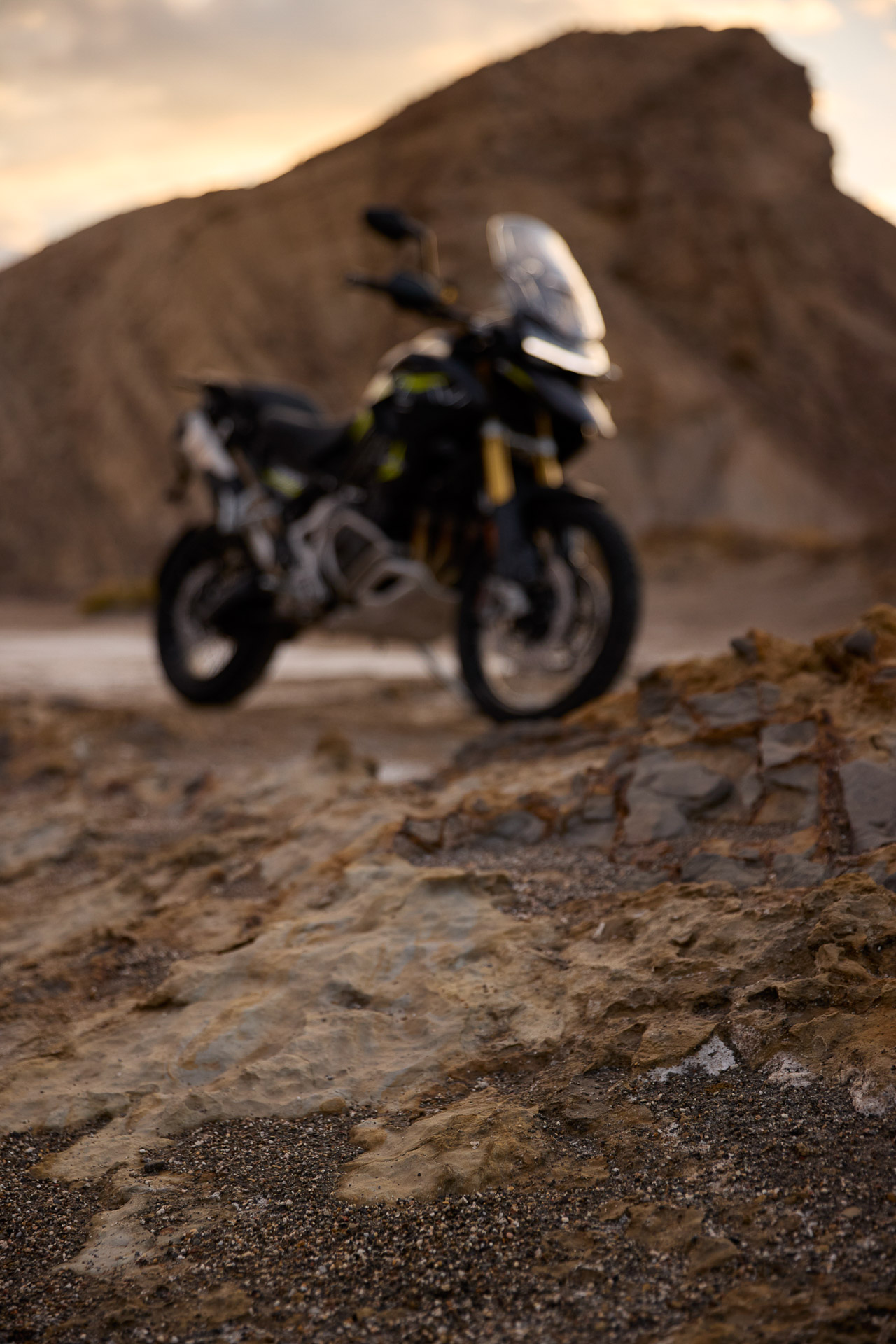 Triumph Tiger 900, Triumph Tiger 1200, motocicletas Triumph 2026, Edición Alpine, Edición Desert, suspensión Showa, horquillas Marzocchi, escape Akrapovič, frenos Brembo, moto de aventura<br />
