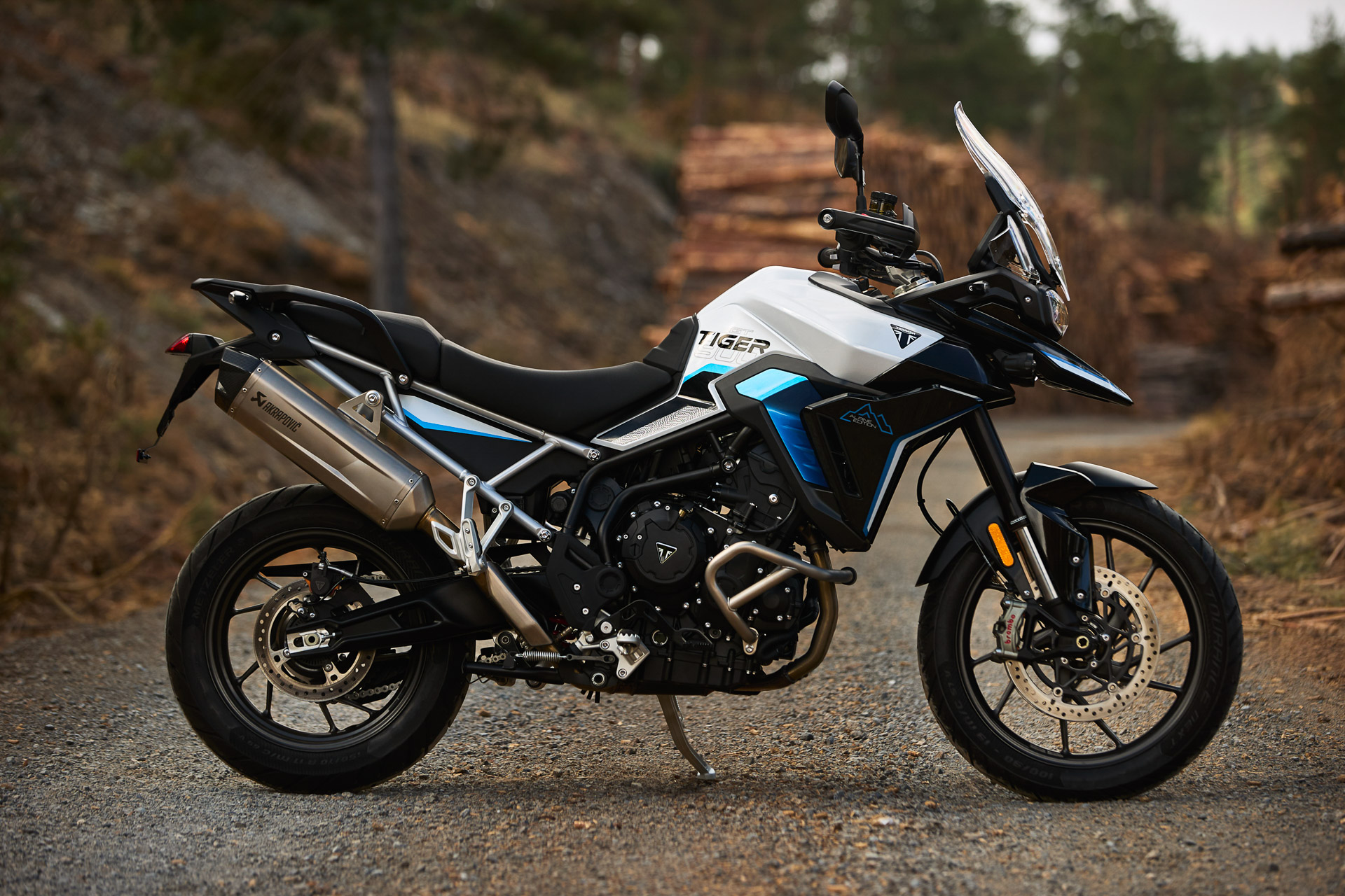 Triumph Tiger 900, Triumph Tiger 1200, motocicletas Triumph 2026, Edición Alpine, Edición Desert, suspensión Showa, horquillas Marzocchi, escape Akrapovič, frenos Brembo, moto de aventura<br />
