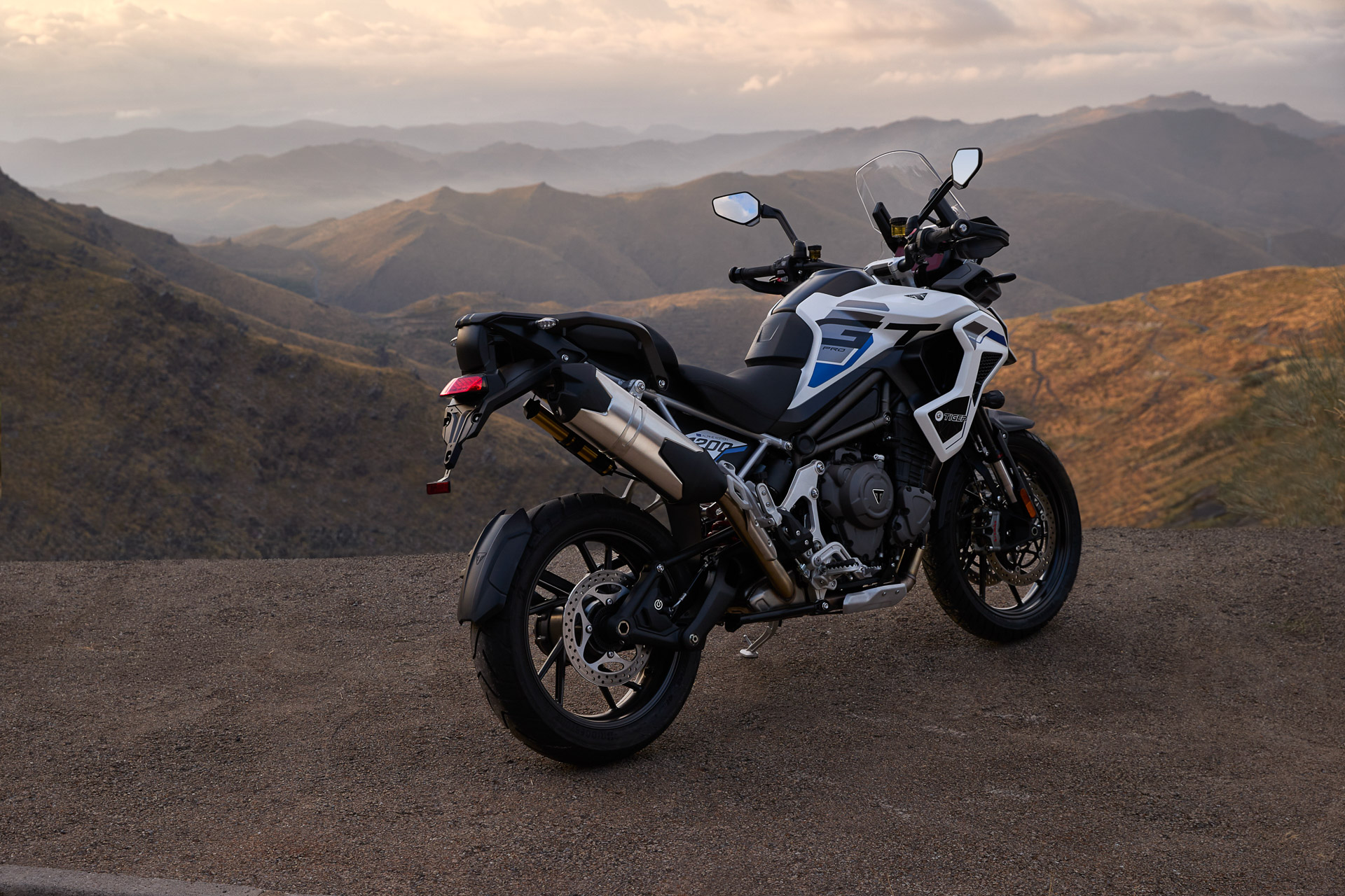 Triumph Tiger 900, Triumph Tiger 1200, motocicletas Triumph 2026, Edición Alpine, Edición Desert, suspensión Showa, horquillas Marzocchi, escape Akrapovič, frenos Brembo, moto de aventura<br />
