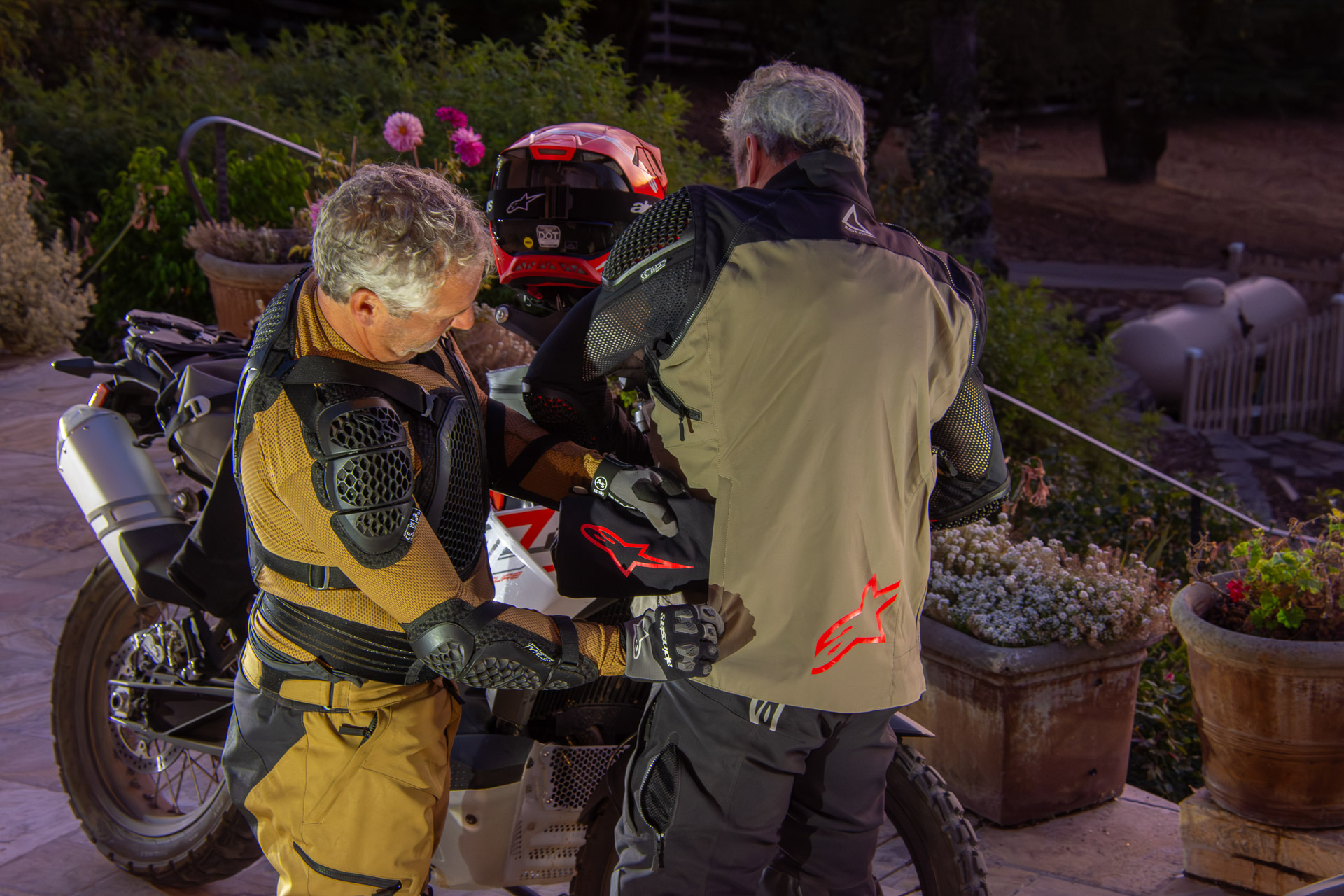 Un sistema técnico y adaptable de chaqueta y pantalón Alpinestars Techdura diseñado para el enduro y el pilotaje off-road más exigente.