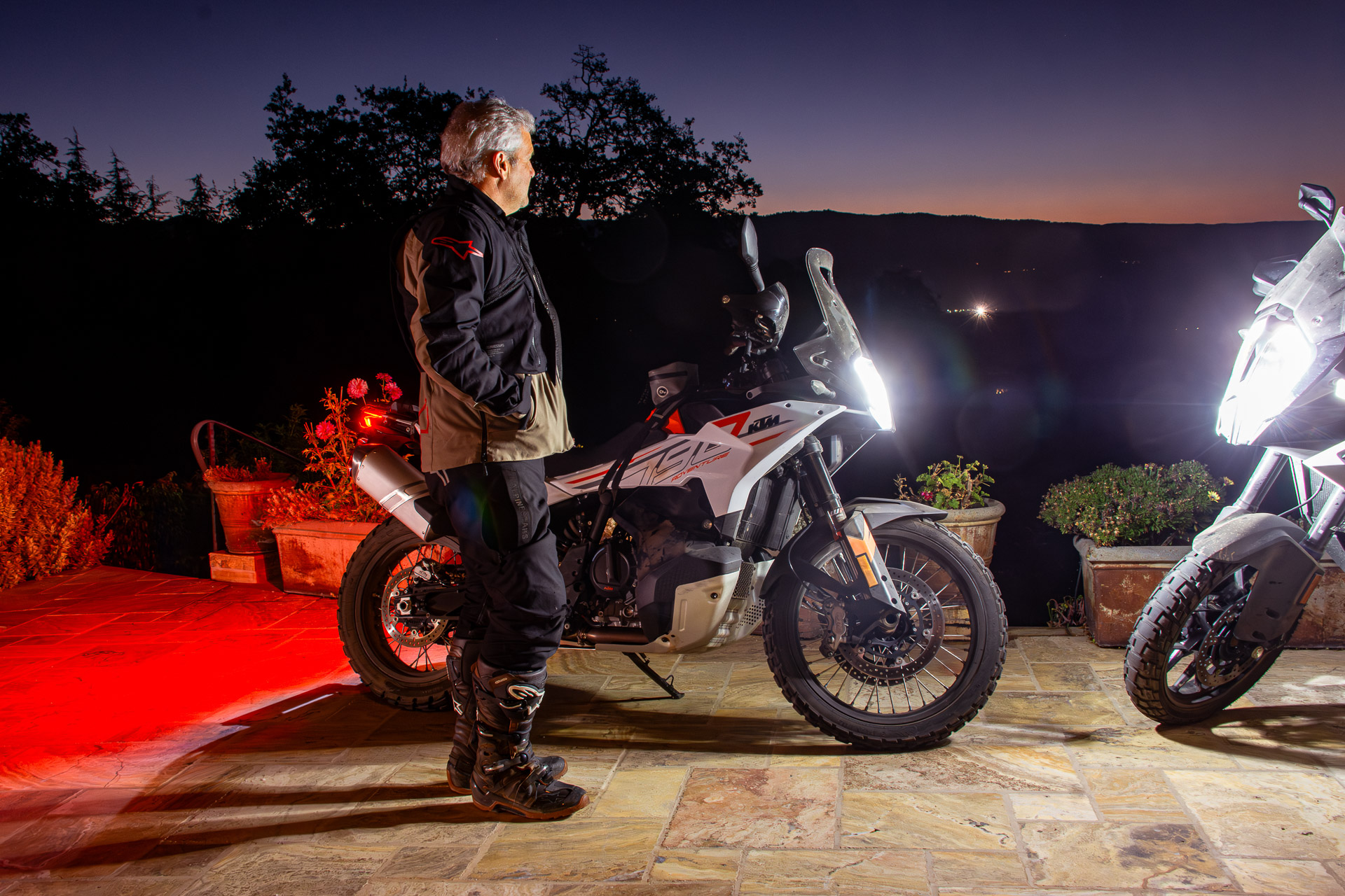 Un sistema técnico y adaptable de chaqueta y pantalón Alpinestars Techdura diseñado para el enduro y el pilotaje off-road más exigente.