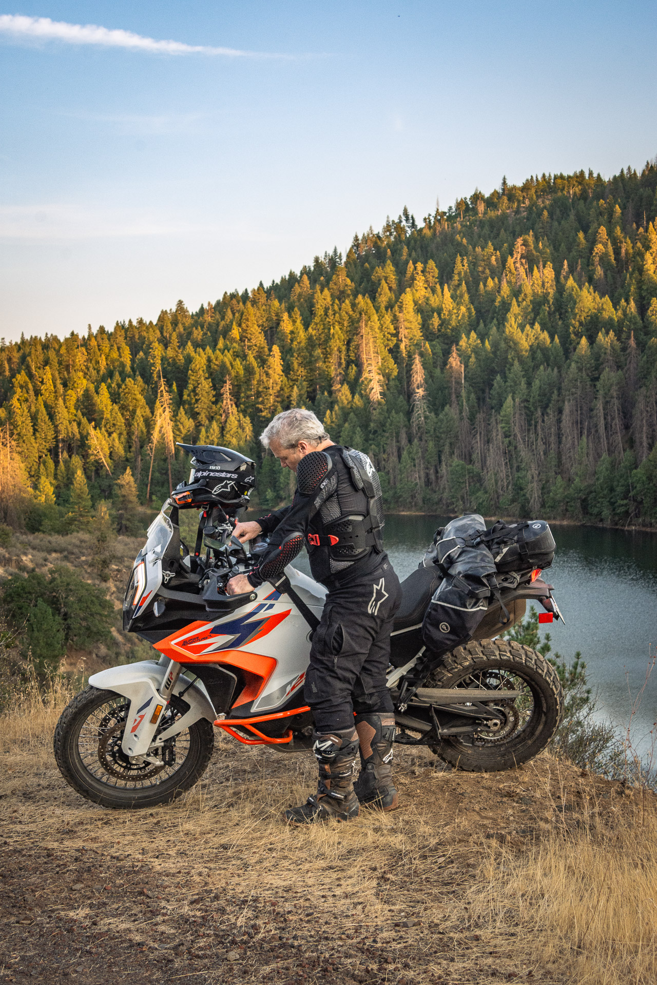 Un sistema técnico y adaptable de chaqueta y pantalón Alpinestars Techdura diseñado para el enduro y el pilotaje off-road más exigente.