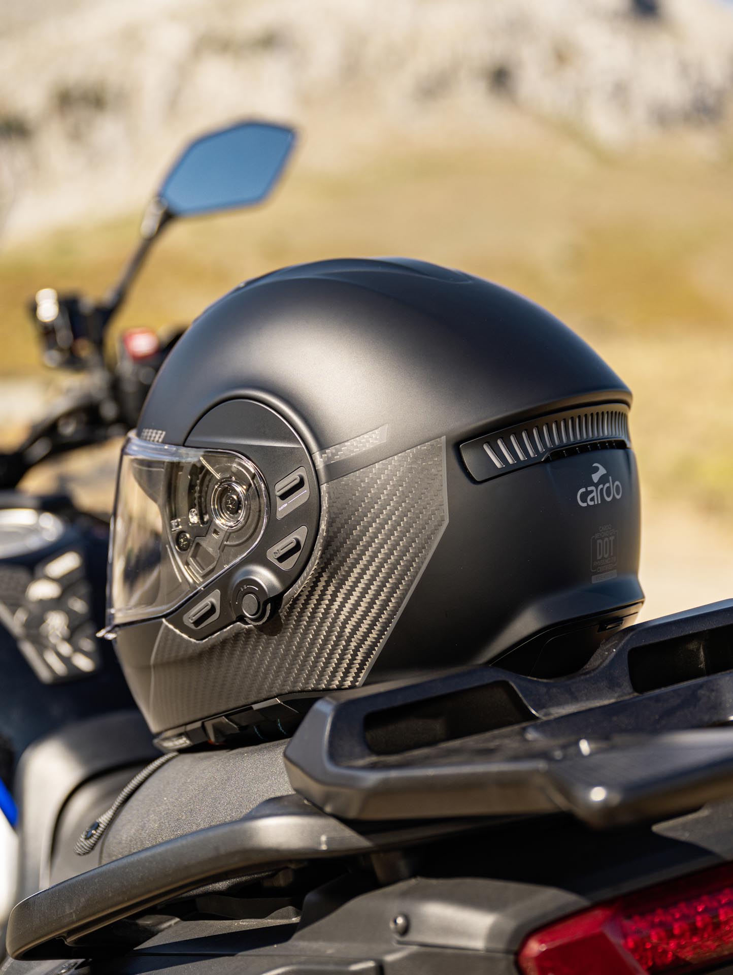 Vista trasera del casco Cardo BEYOND GTS mostrando la luz de freno activa integrada para mayor seguridad.