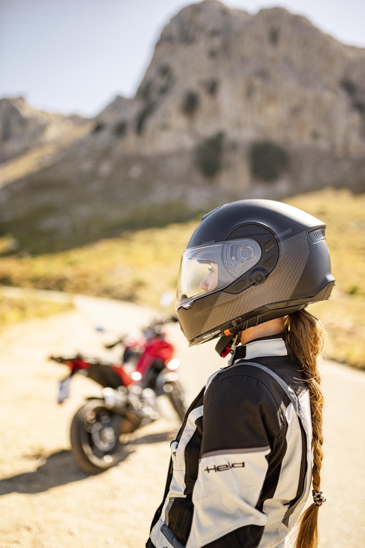 Vista trasera del casco Cardo BEYOND GTS mostrando la luz de freno activa integrada para mayor seguridad.