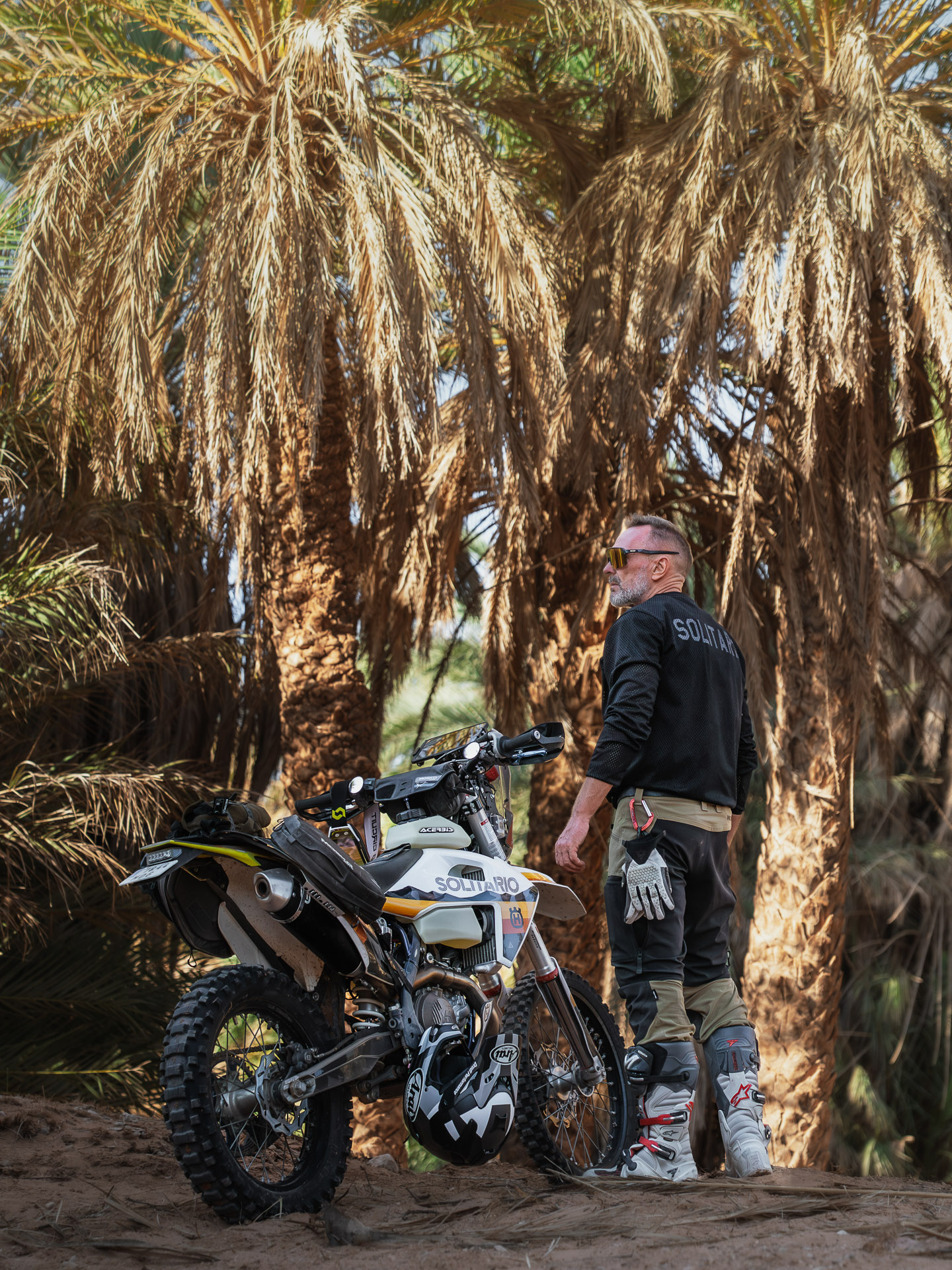 BMW R1250GS aparcada en un mirador de incendios de gran altitud en una épica ruta de viaje en moto.