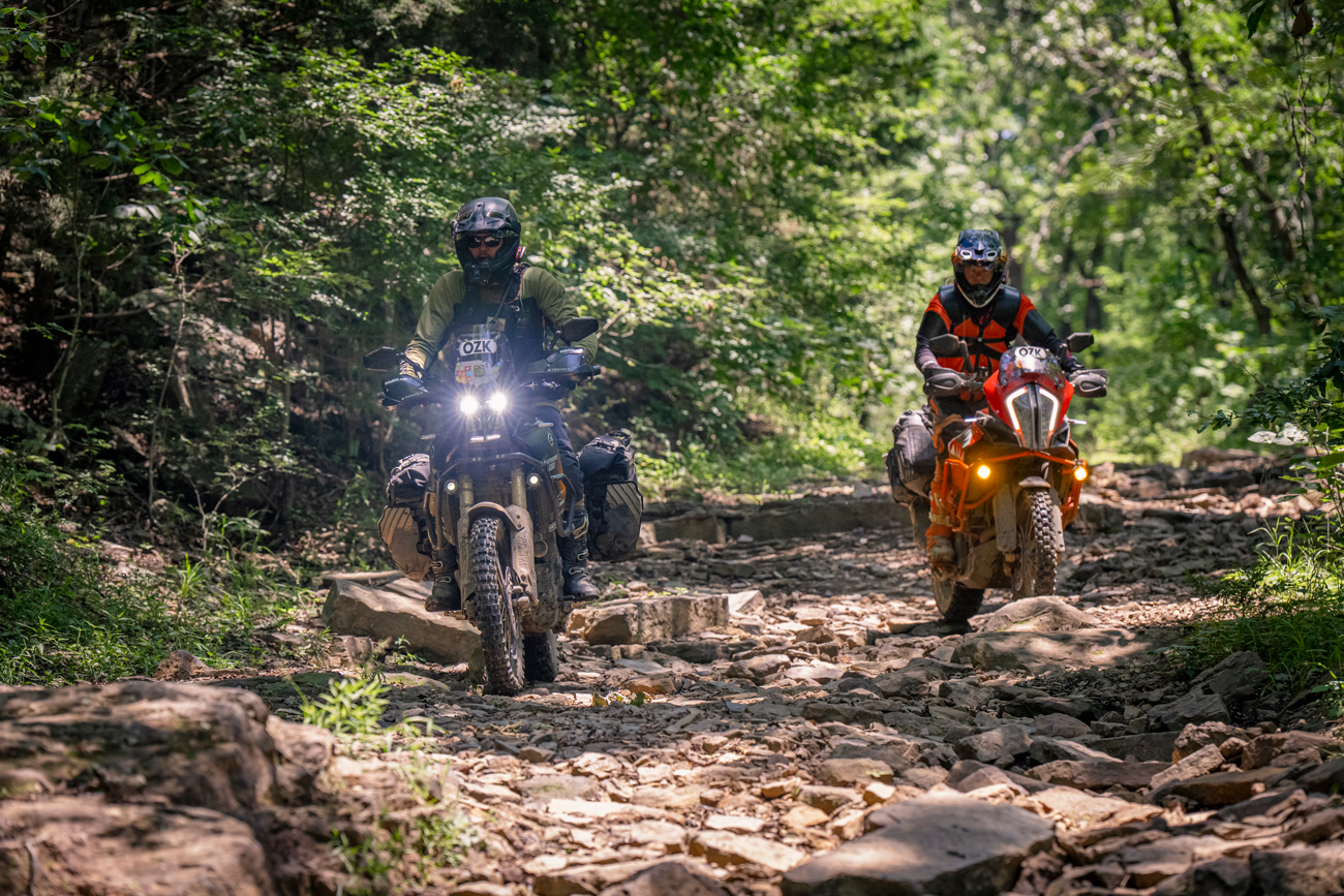 Donde los Ríos Deciden: Pilotaje por el Ozarks Arkansas BDR-X, reseña de BTA Magazine para motos big trail adventure