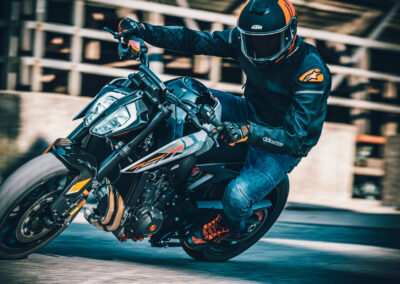 KTM 790 Duke leaning