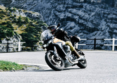 The Stelvio's tailored suspension system, with adjustable Sachs fork and KYB shock absorber, promises a responsive ride, delivering comfort and control across varied terrains.