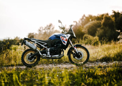 Close-up of the advanced 6.5-inch TFT display and handlebars on the 2024 BMW F 900 GS.