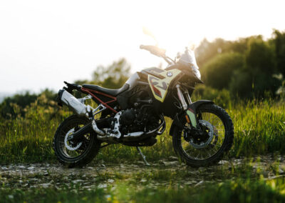 Close-up of the advanced 6.5-inch TFT display and handlebars on the 2024 BMW F 900 GS.