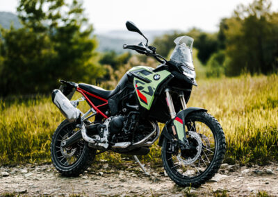 Close-up of the advanced 6.5-inch TFT display and handlebars on the 2024 BMW F 900 GS.