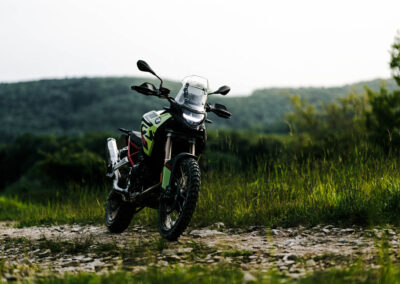 Close-up of the advanced 6.5-inch TFT display and handlebars on the 2024 BMW F 900 GS.