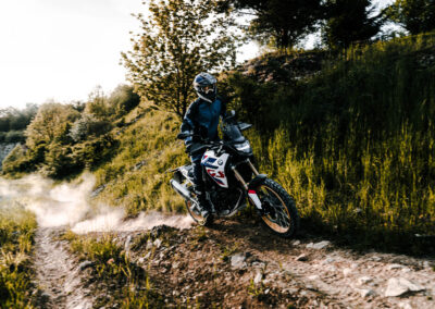 Close-up of the advanced 6.5-inch TFT display and handlebars on the 2024 BMW F 900 GS.